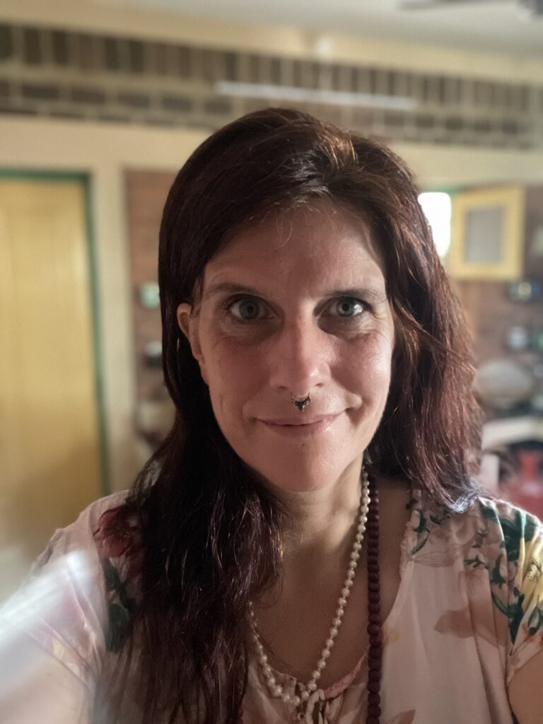 Porträt von Gudrun Gehlhaar, spirituelle Designerin und Mentorin für meditative Kreativität.